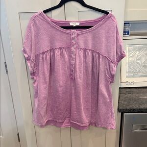Easel washed Pink Short-Sleeve Henley Top.